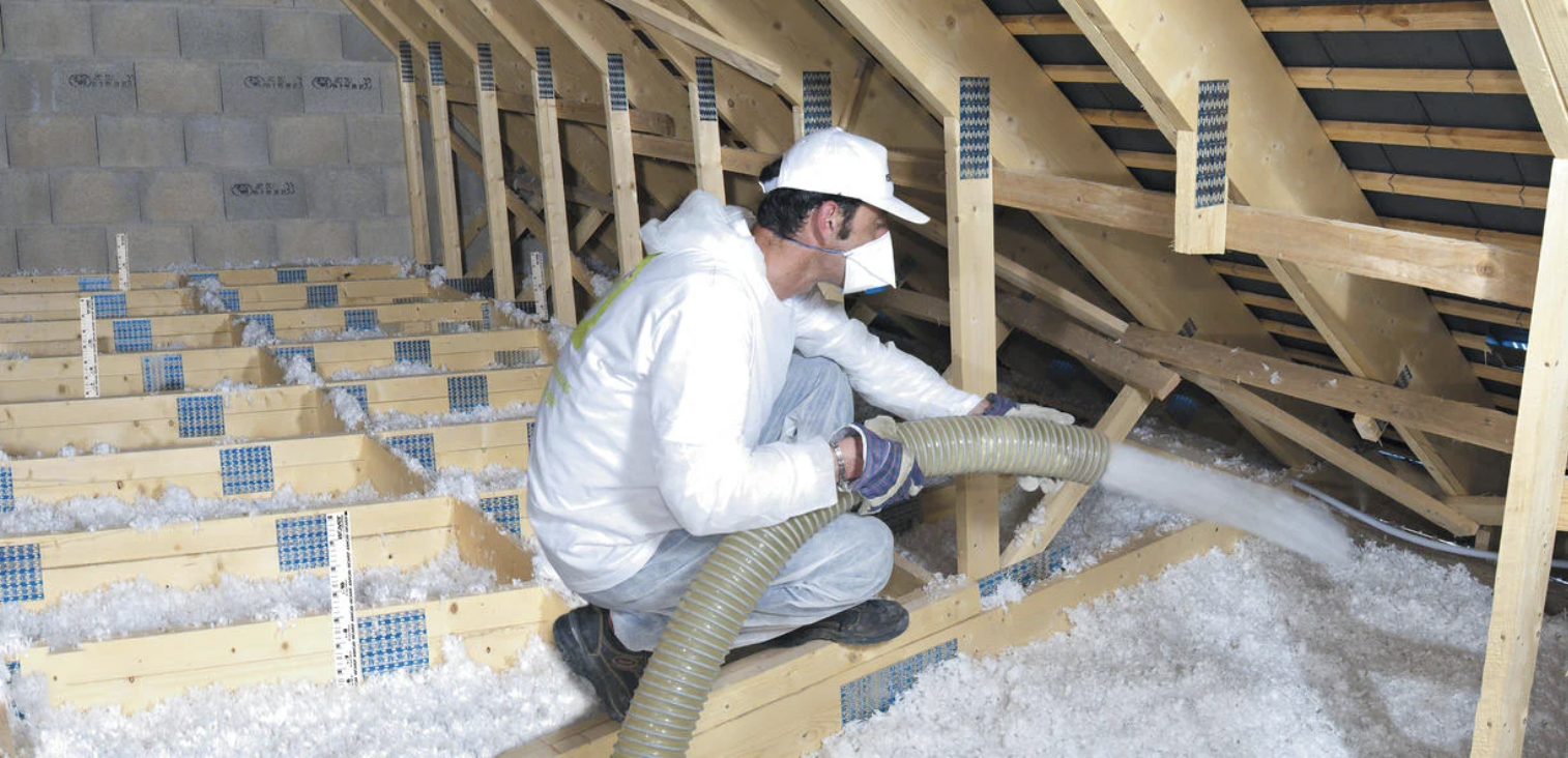 Tecnico specializzato Isolare Facile al lavoro nel sottotetto con tuta di protezione